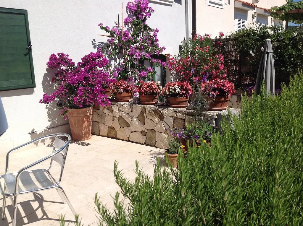 Apartments Villa Ina Brsec